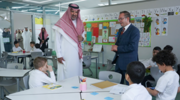 فيصل بن سلمان بالمدينة.. جولة تفقدية لبرامج مدارس مداك التعليمية ونماذج التطور ونوعها